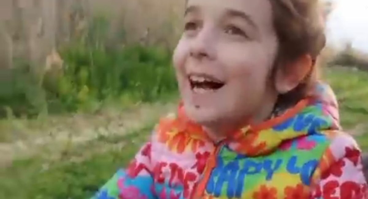 Emma e la sua prima pedalata: un gioco tra vento e colori