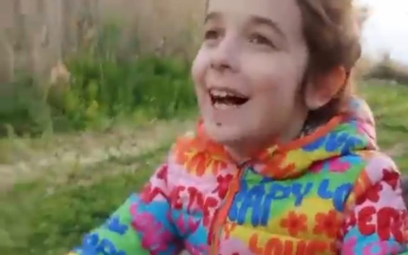 Emma e la sua prima pedalata: un gioco tra vento e colori